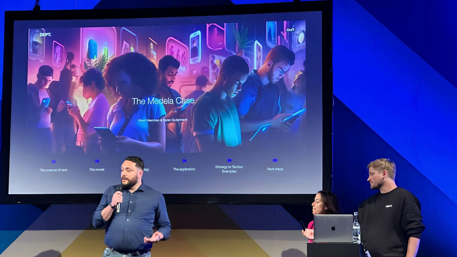 Kevin Veenman presenting the Medela case with Karen Gutermann on stage at OMR