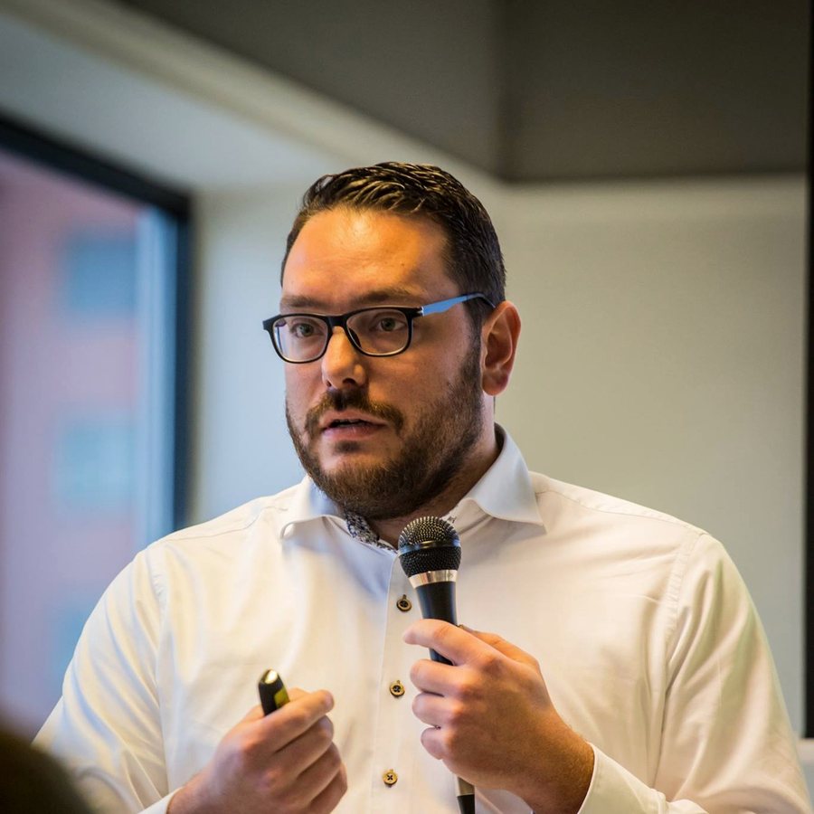 Kevin Veenman speaking at MAEUR